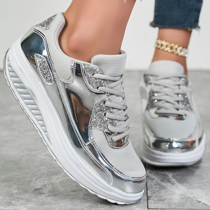 Rückansicht der Damen Glitzer Sneaker, betont modernes Design und bequemen Slip-On-Einstieg.