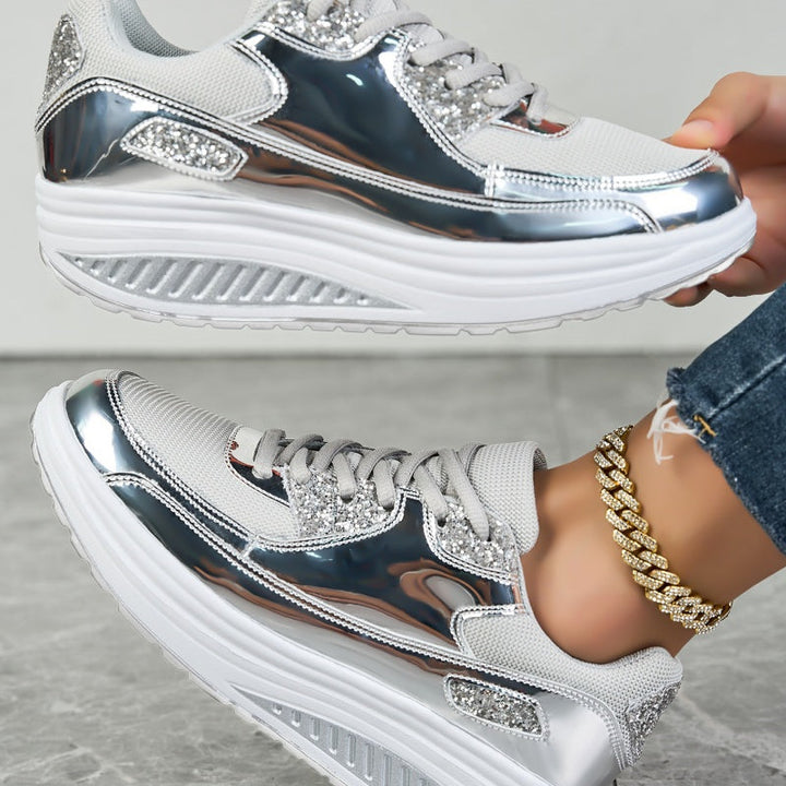 Paar Damen Glitzer Sneaker, modische Komfortschuhe für Winter 2025, perfekt für jeden Anlass.