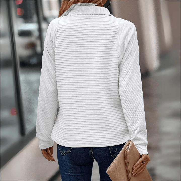 Eleganter Damen-Halbzip-Pullover für Freizeit und Layering. Strukturierte Oberfläche, lockere Passform.
