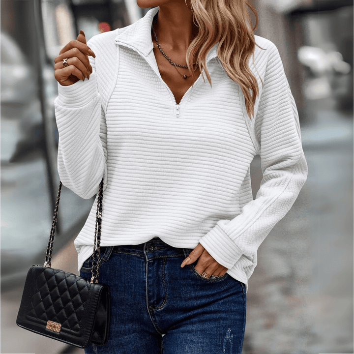 Strukturierter Damen-Halbzip-Pullover mit Langarm. Lockere Passform bietet Komfort in der Wintermode.