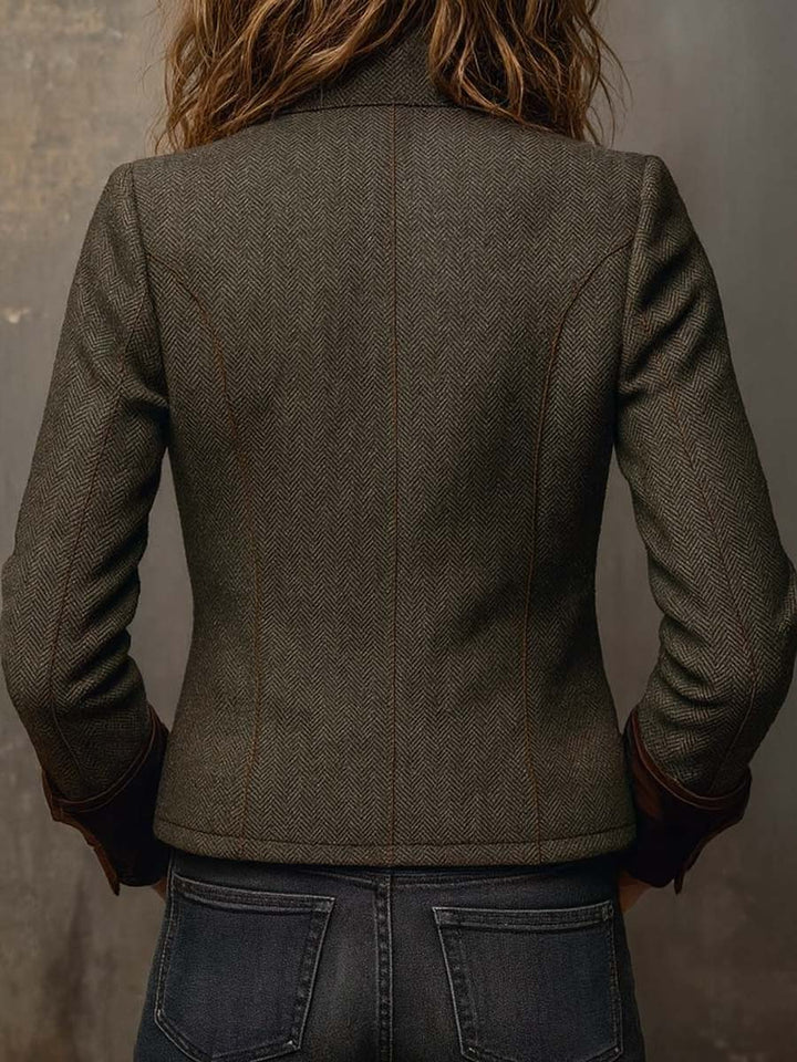 Vielseitiger Damen Herbst Blazer in Olivgrün, tailliert geschnitten. Moderner Kontrastkragen für den Business-Look.