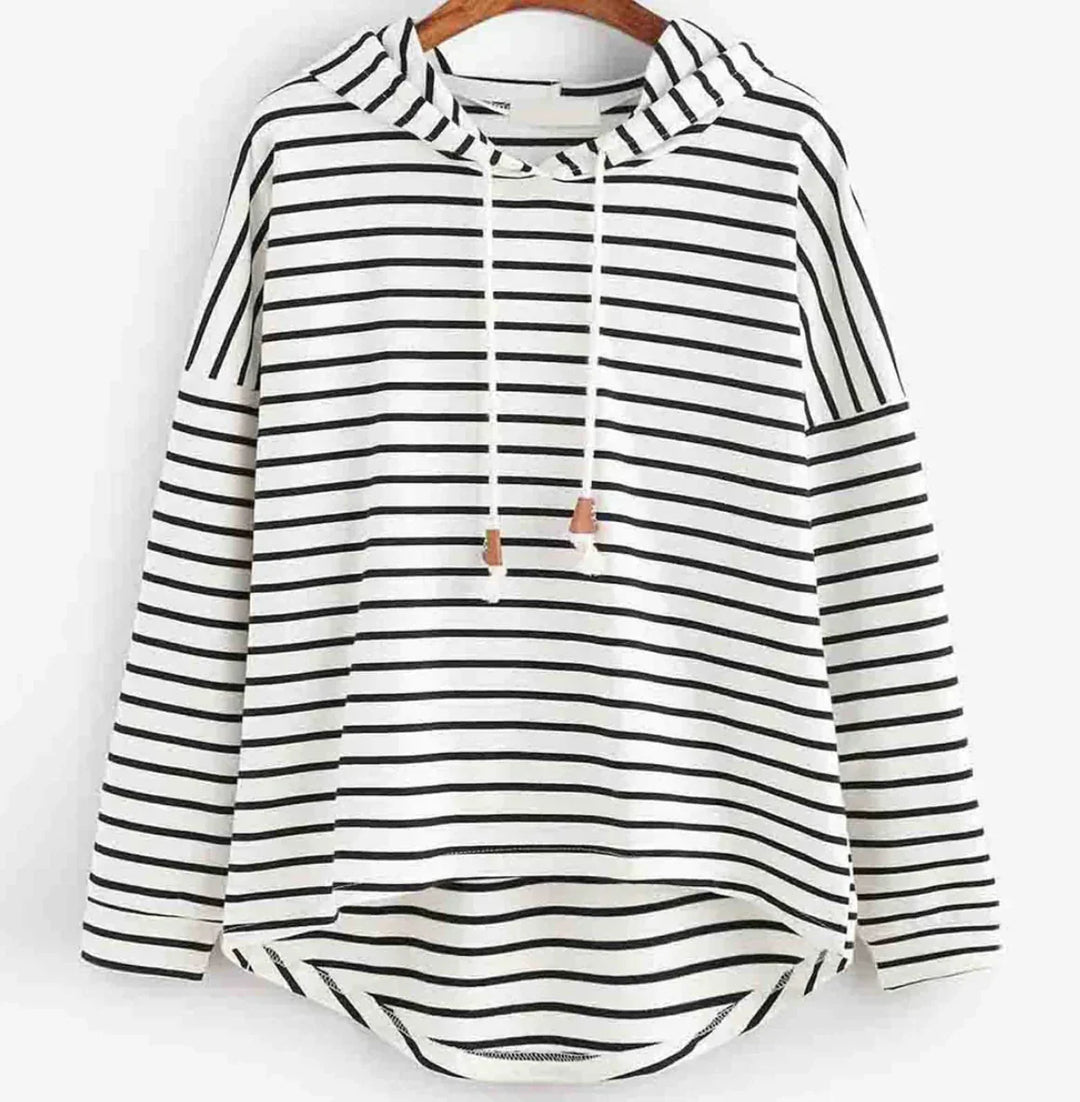 Damen Herbst Kapuzenpullover gestreift in Weiß/Grau/Schwarz, bequem und warm für Freizeit & Alltag.