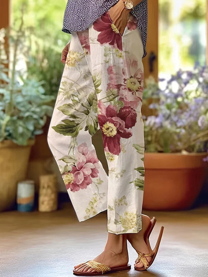 Elegante Damen Freizeithose mit weitem Bein und Blumenmuster. Bequeme lange Hose für Frühling & Herbstmode.