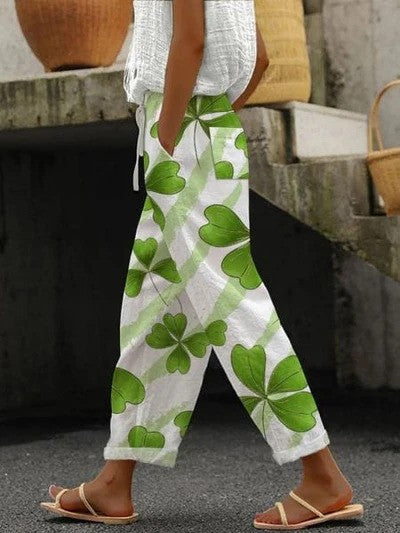 Geblümte Damenhose mit weitem Bein und Elastikbund. Stilvolle Alltagsmode mit Blumenmuster für warme Tage.