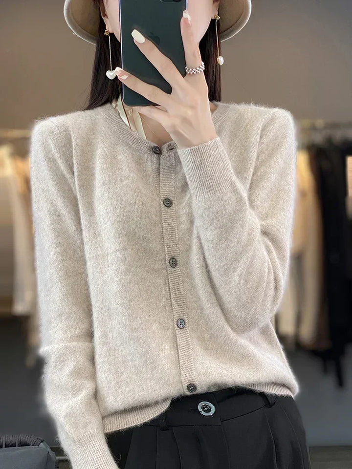 Damen Herbstpullover mit Knopfleiste & Rundhals in lockerer Passform; ideal für Frauen Herbstmode.