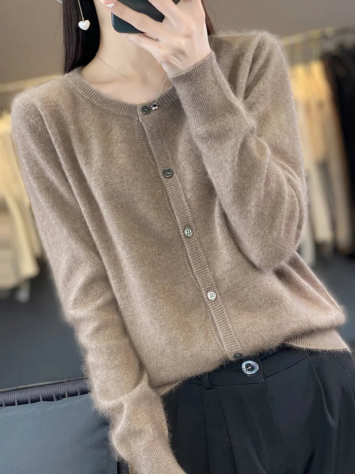 Frau trägt lockeren Damen Herbstpullover mit Knopfleiste & Rundhals. Stylischer Casual Pullover für Herbstmode.
