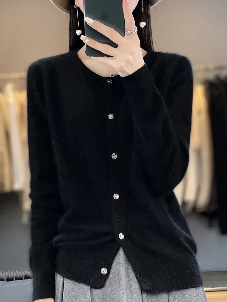 Damen Herbstpullover mit Knopfleiste & Rundhals, kombiniert mit Jeans. Vielseitiger, lockerer Casual Pullover.