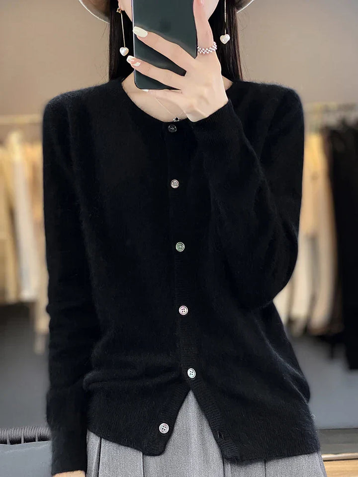 Damen Herbstpullover mit Knopfleiste & Rundhals, kombiniert mit Jeans. Vielseitiger, lockerer Casual Pullover.