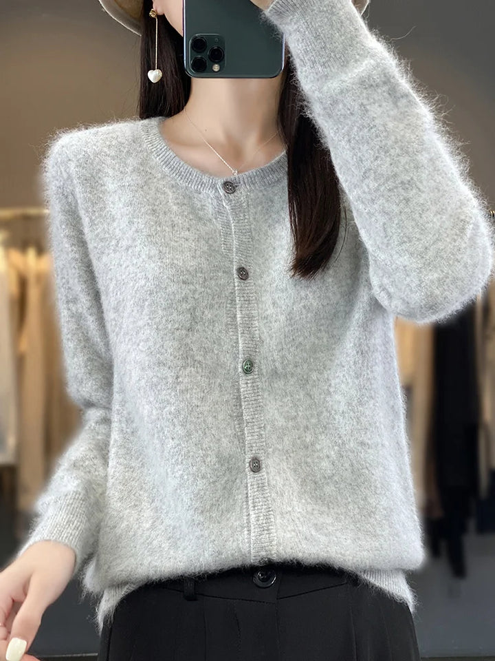 Blauer, vielseitiger Damen Herbstpullover mit Knopfleiste & Rundhals. Komfortable Frauenmode mit Langarm für den Herbst.