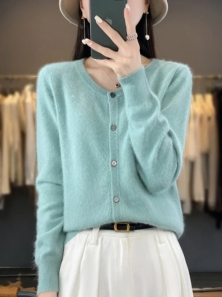 Vielseitiger Damen Herbstpullover mit Knopfleiste. Lockerer Rundhals-Pullover, ideal für casual Herbstmode-Looks.