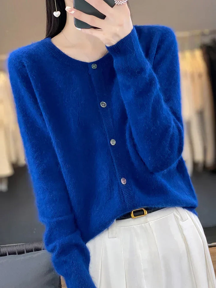 Grauer Damen Herbstpullover mit Knopfleiste und Rundhalsausschnitt. Lockerer Langarm-Pullover für komfortable Frauenmode.