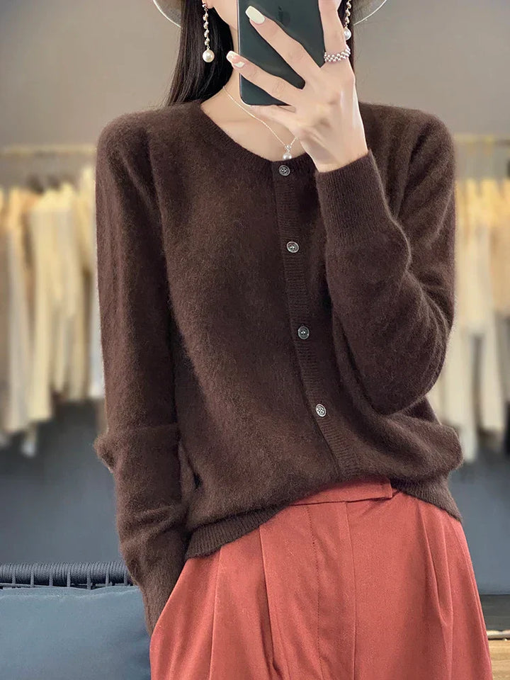 Damen Herbstpullover in Beige mit Knopfleiste & Rundhals. Lockerer, bequemer Pullover für Frauen Herbstoutfits.