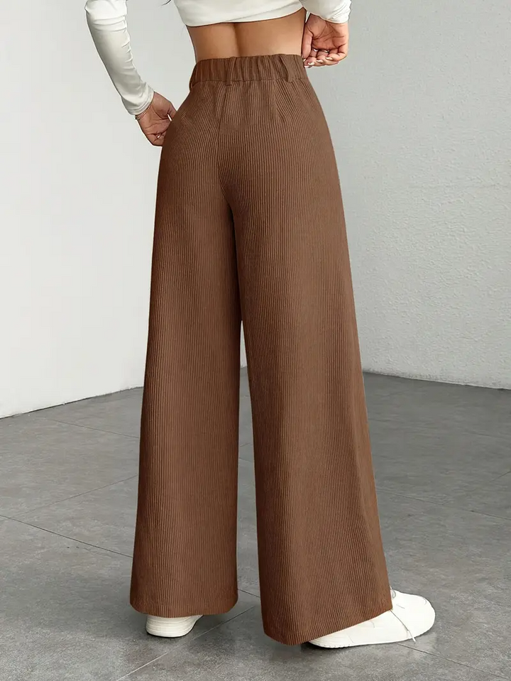 Moderne Damen Freizeithose im Fashion-Stil, High-Waist und weites Bein, ideal für aktuelle Trends.
