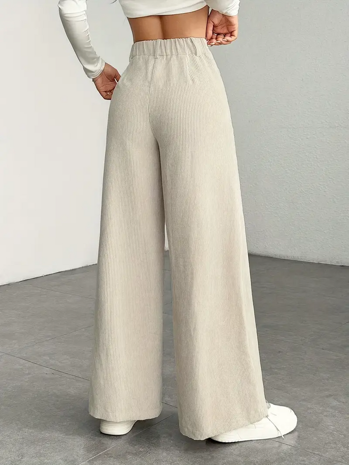 Braune Damen High-Waist Hose mit weitem Bein, elegant & bequem, vielseitig für stilvolle Outfits.