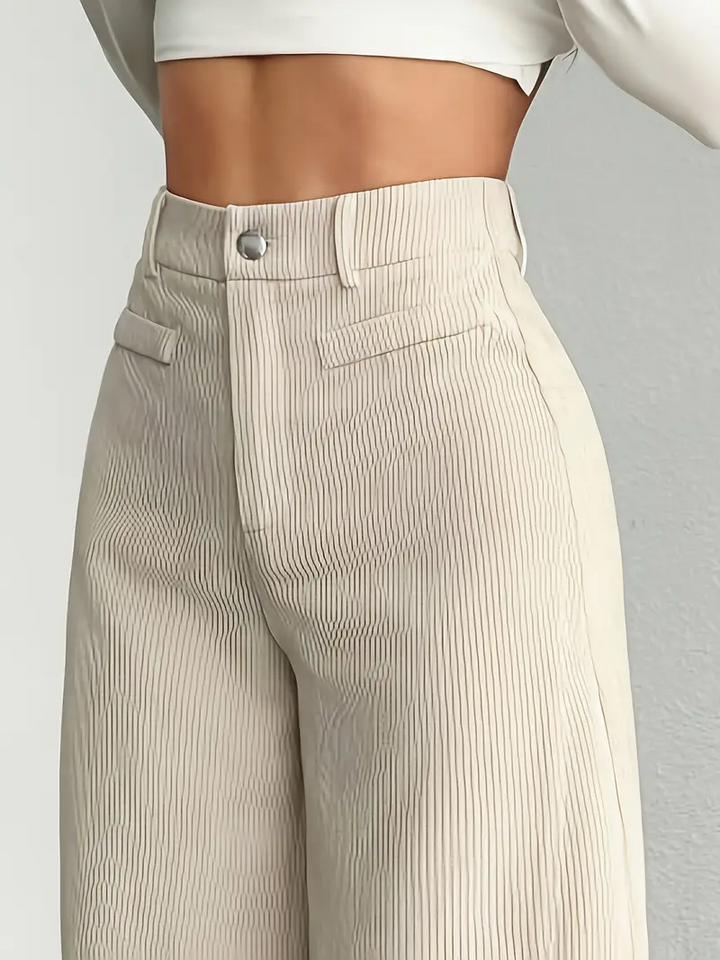 Warme Damen High-Waist Hose mit weitem Bein in Braun, bequem und elegant für den Winter-Look.