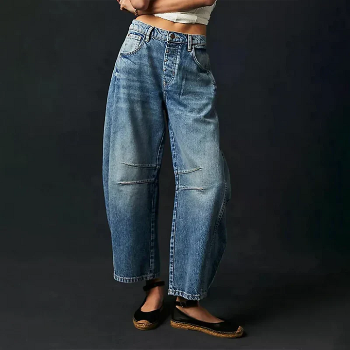 Stylische Damen High Waist Jeans mit weitem Bein. Perfekt für modernen Streetstyle & Komfort.