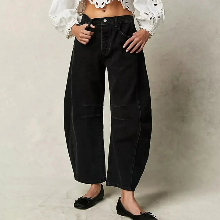Moderne Damen High Waist Jeans mit weitem Bein. Komfortable Damenhose für modische Looks.