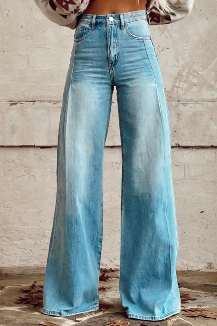 Damen High Waist Schlagjeans in Dunkelblau, moderner Retro-Denim für stilvollen Freizeit-Look mit hohem Tragekomfort.