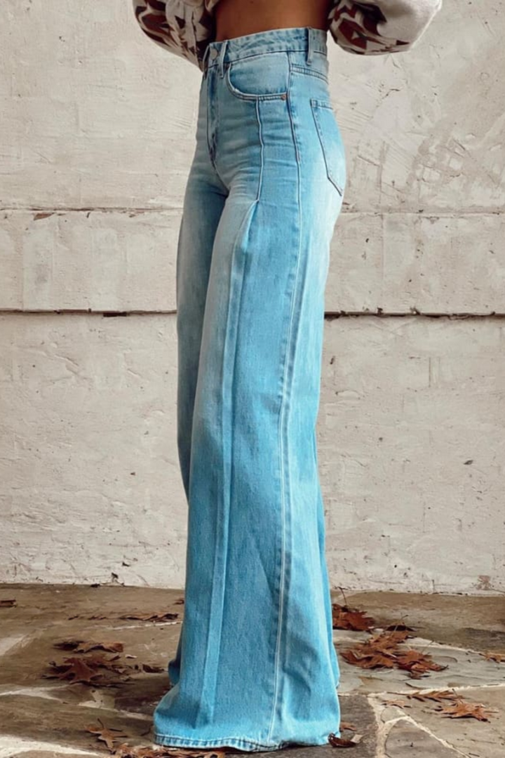 Stylische Damen Schlagjeans mit hohem Bund und weitem Bein, perfekter Denim-Look für einen eleganten Retro-Vintage-Stil.