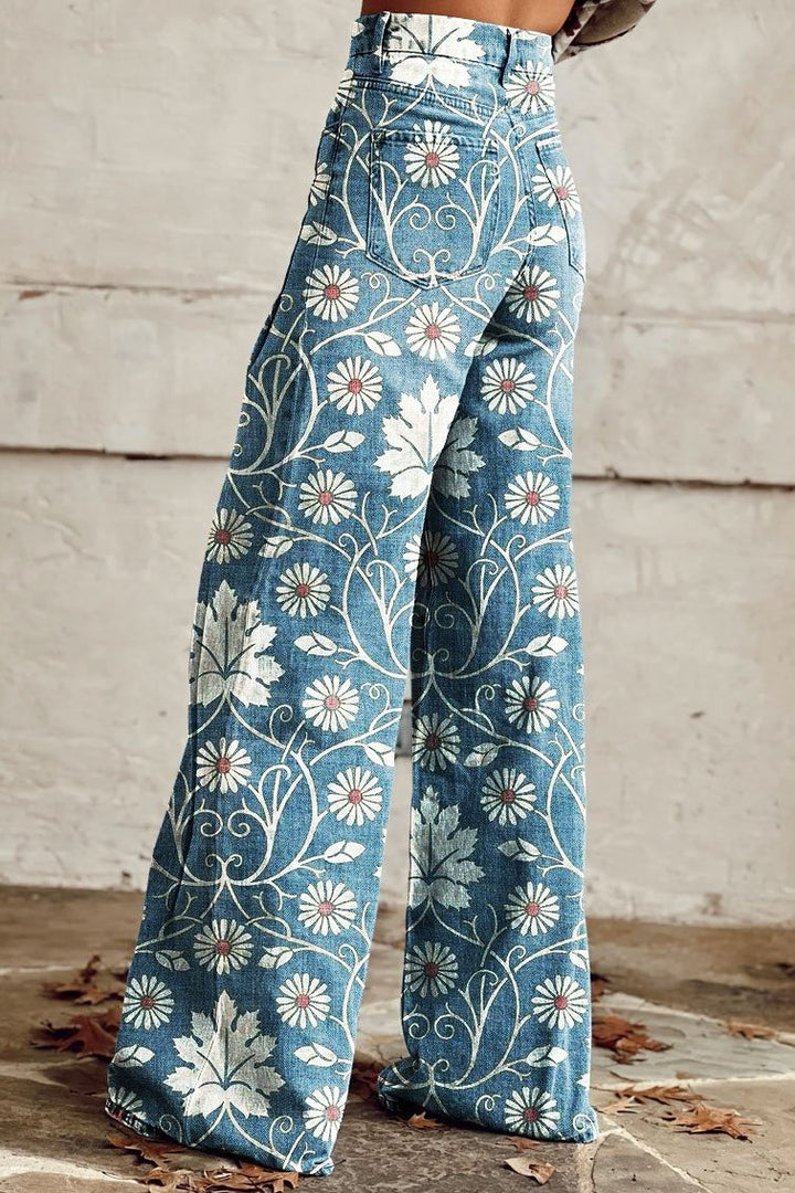 Elegante Damen Schlagjeans mit ausgestellten Beinen & detailliertem Blumenmuster. Stylische High-Waist Jeans für den Boho-Look.