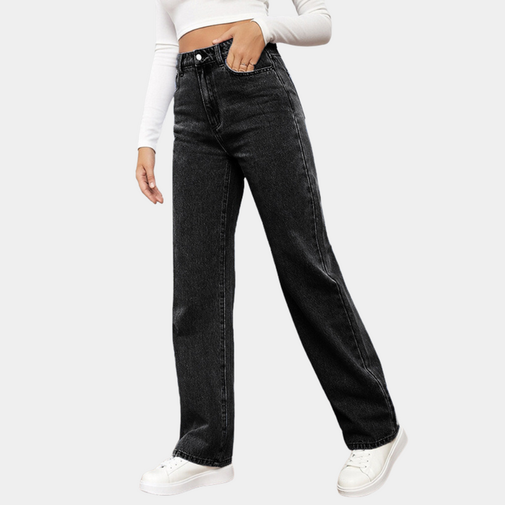 Damenjeans mit weitem Bein und hohem Bund in Bewegung; komfortable, stilvolle Damenhose für elegante Freizeitlooks und Trends.