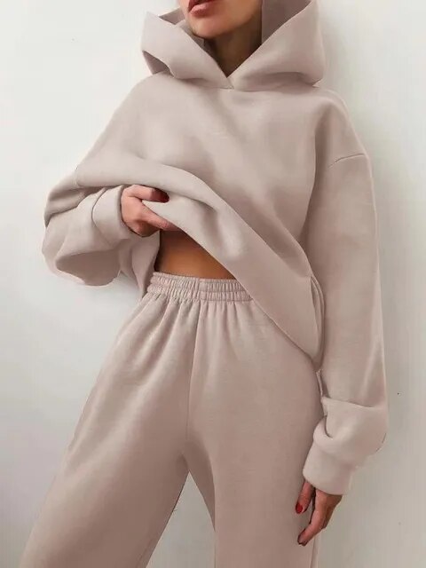 Einfaches, bequemes Damen Zweiteiler Set: Hoodie & Jogginghose für unkomplizierten Stil.