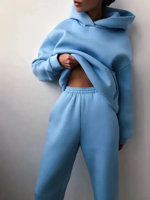 Entspannendes Damen Hoodie & Jogginghose Set: Perfekter Begleiter für gemütliche Stunden daheim.
