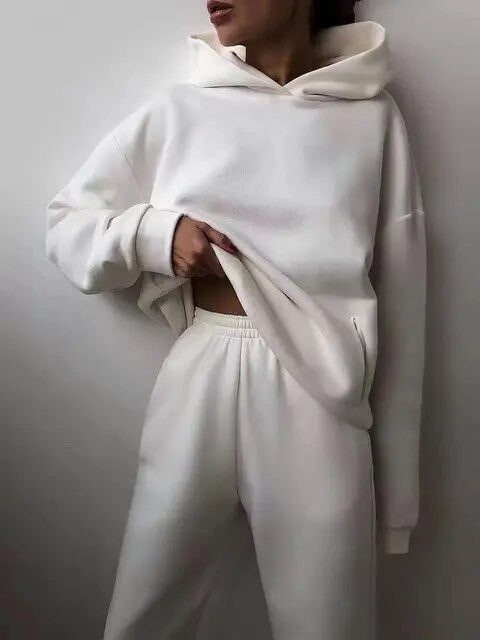 Damen Loungewear: Kapuzen-Hoodie & Jogginghose, bequemes Set für entspannte Momente.