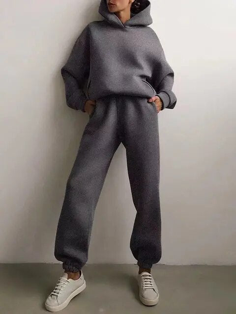 Sportliches Damen Set: Trendiger Hoodie & Jogginghose Zweiteiler für aktive Tage.