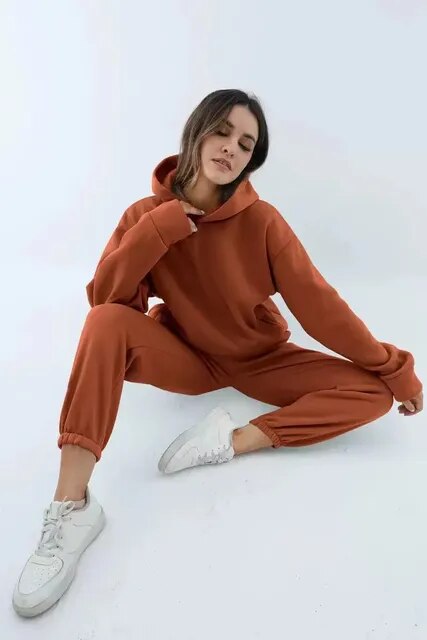 Weiches Damen Loungewear Set: Atmungsaktiver Hoodie & Jogginganzug für Komfort pur.