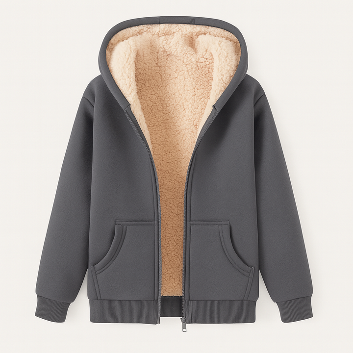 Model trägt warmen Damen Hoodie mit Reißverschluss. Perfekt für kühle Herbsttage und entspannte Winterstunden.