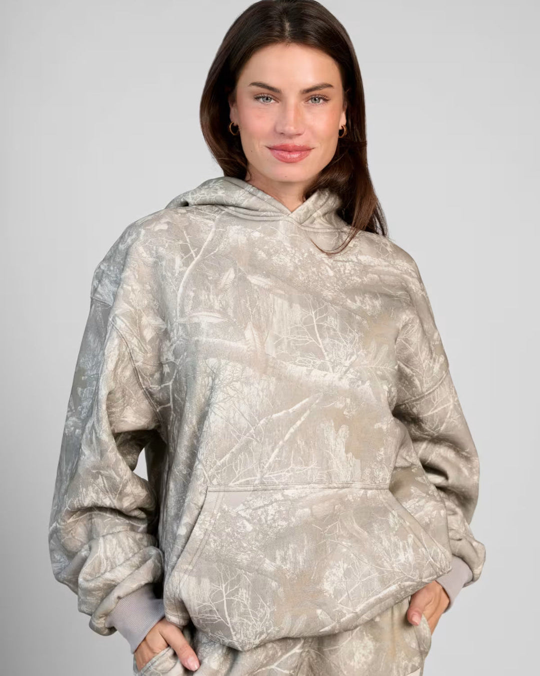 Damen-Hoodie mit stylischem Camouflage-Print und verstellbarer Kapuze für trendige Freizeit-Looks im Herbst/Winter.