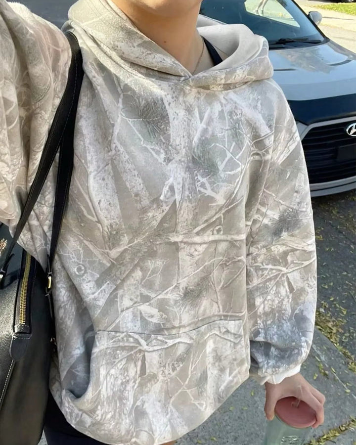 Lockeres Damen-Oberteil, ein Kapuzenpullover in Camouflage-Optik, ideal für bequemen Alltags- und Freizeit-Stil.