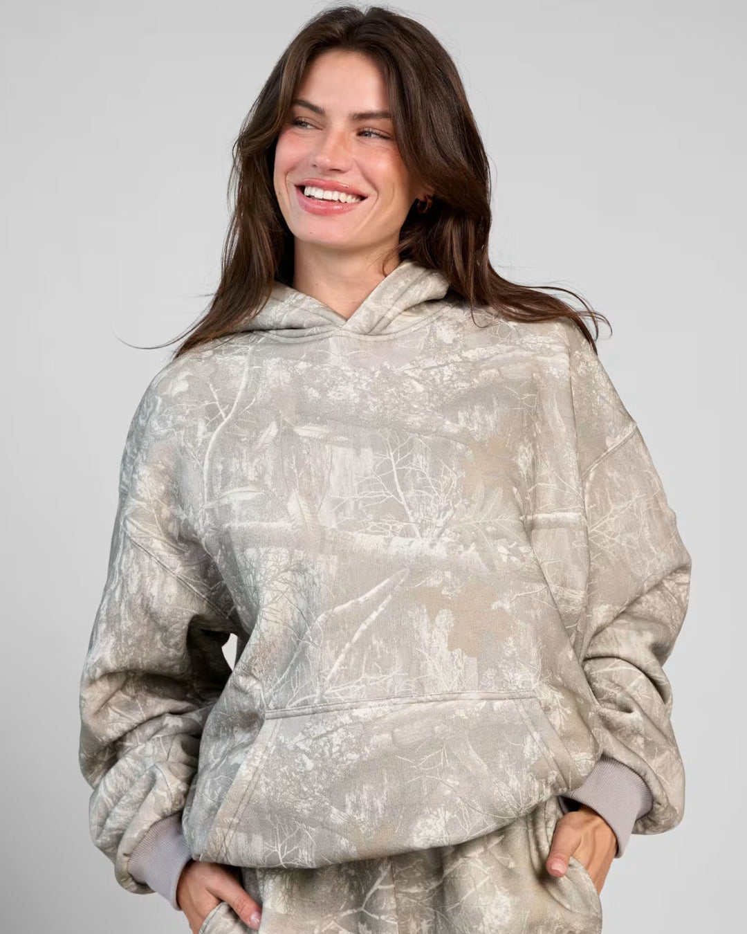 Warmer Damen-Sweater für Herbst & Winter, mit modischem Camouflage-Muster und praktischer Kapuze.