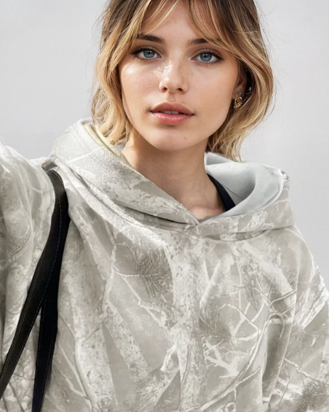 Trendiger Damen-Kapuzenpullover in Camouflage, perfekt für Freizeit, Alltag und entspannte Wintertage.