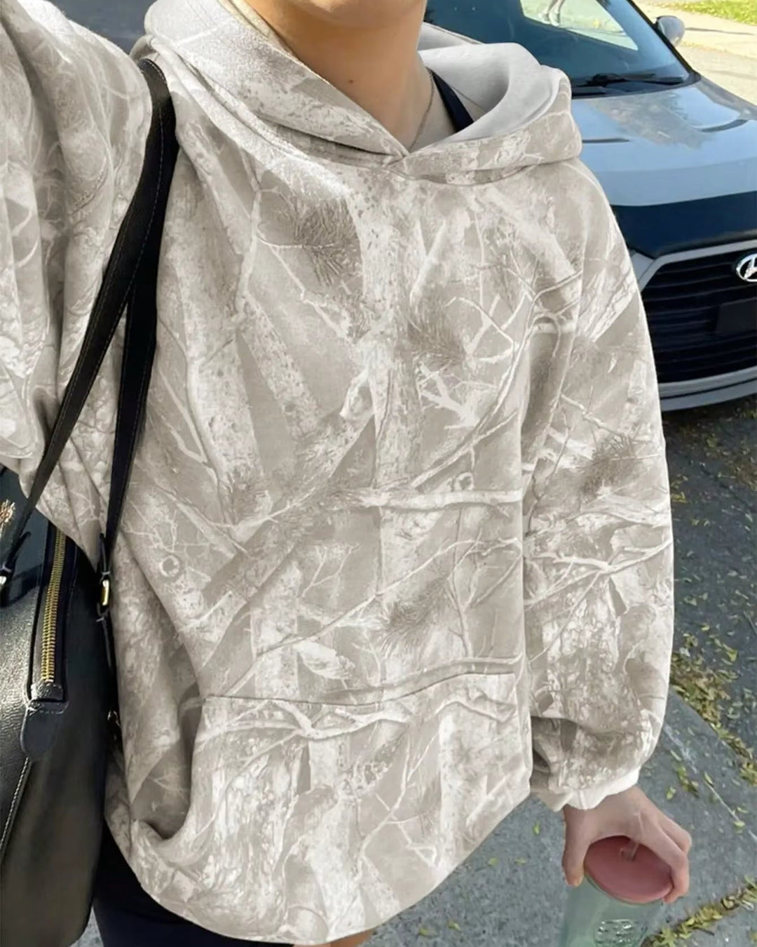 Moderner Damen-Hoodie mit lebendigem Camouflage-Print, langen Ärmeln und verstellbarer Kordelkapuze.