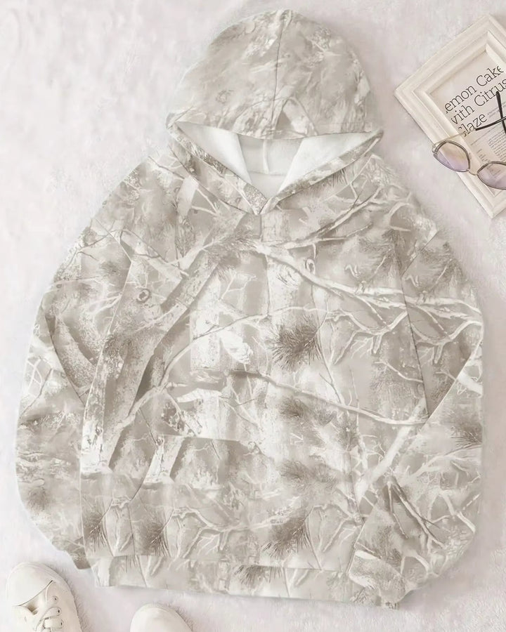 Ganzer Damen-Look mit bequemem Camouflage-Hoodie, lockerem Schnitt für modische Herbst- und Wintertage.
