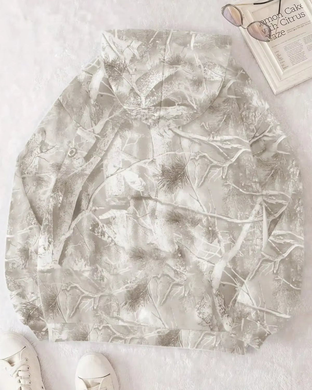 Detailaufnahme des weichen Camouflage-Stoffes des Damen-Hoodies, ideal für kühle Herbst- und Wintertage.
