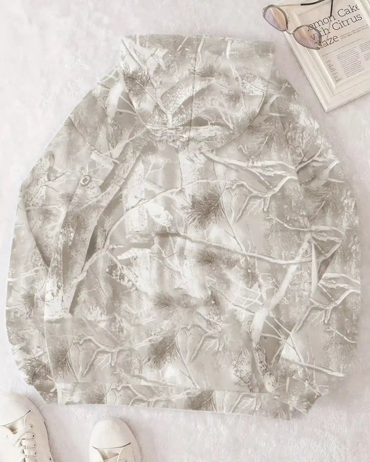 Detailaufnahme des weichen Camouflage-Stoffes des Damen-Hoodies, ideal für kühle Herbst- und Wintertage.
