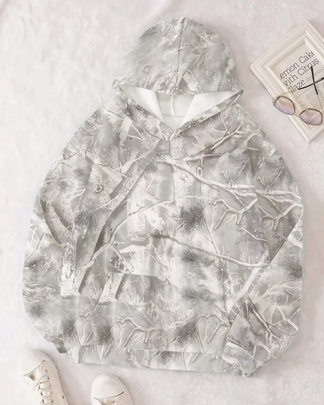 Stylischer Damen-Kapuzenpullover mit Camouflage-Muster und verstellbarer Kapuze, ein Must-have für kalte Tage.