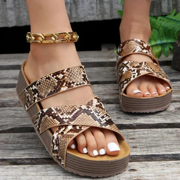 Nahaufnahme der Damen Jasmin Plateau-Sandalen, bequemes Design für den Sommer. Ideale Modesandalen.