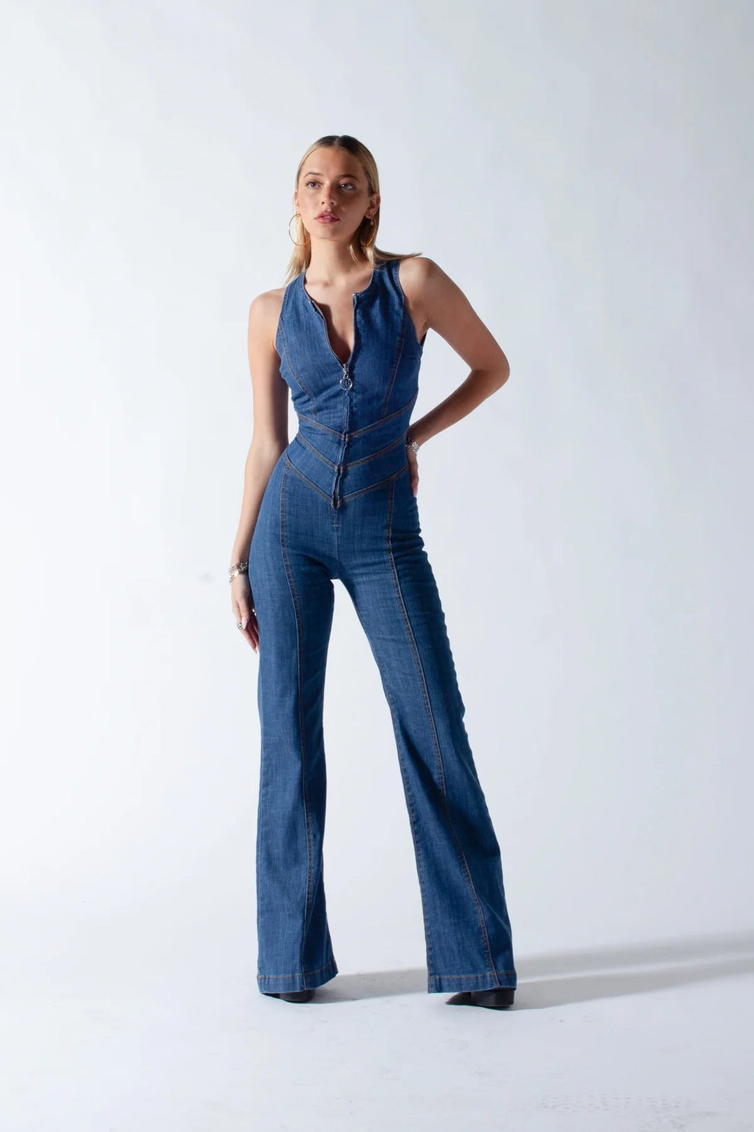 Damen Jeans-Overall ärmellos mit Herz-Rückenausschnitt. Eleganter Denim-Einteiler für Sommer-Freizeit-Mode.