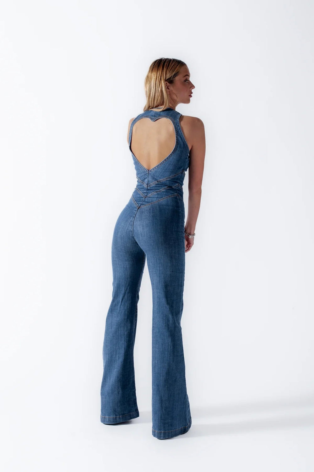 Vintage Damen Denim-Overall, ärmelloser Jeans-Einteiler mit romantischem Herz-Rückenausschnitt, ideal für Sommer.