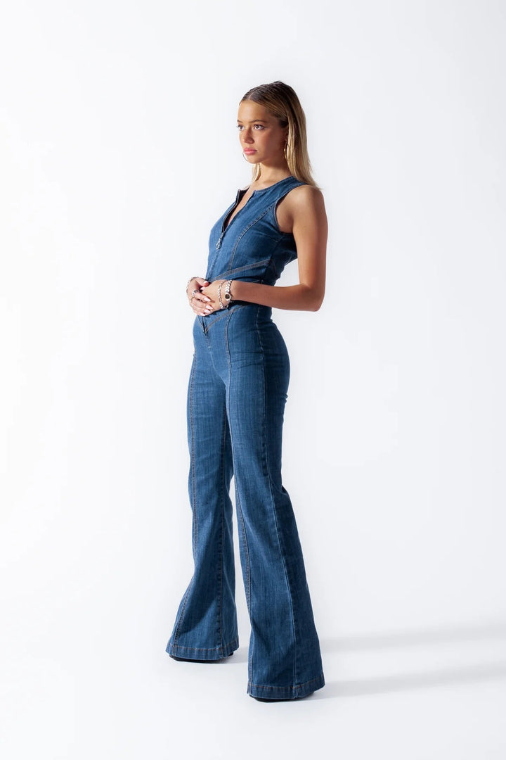 Rückansicht Damen Jeans-Overall ärmellos. Denim-Einteiler mit elegantem Herz-Rückenausschnitt, perfekt für Freizeit.