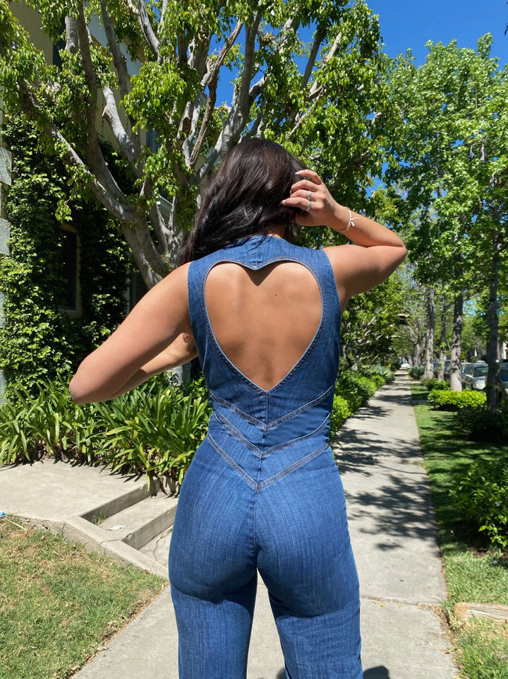 Modischer Damen Jeans-Overall ärmellos. Denim-Einteiler mit einzigartigem Herz-Rückenausschnitt, elegant für Sommer.