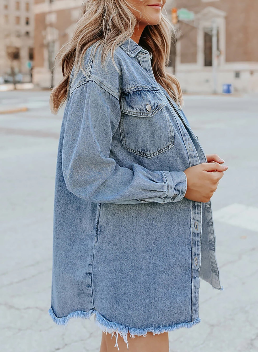 Damen Jeansjacke, lässig, ausgefranste Akzente, ideal für Frühling und Herbst.