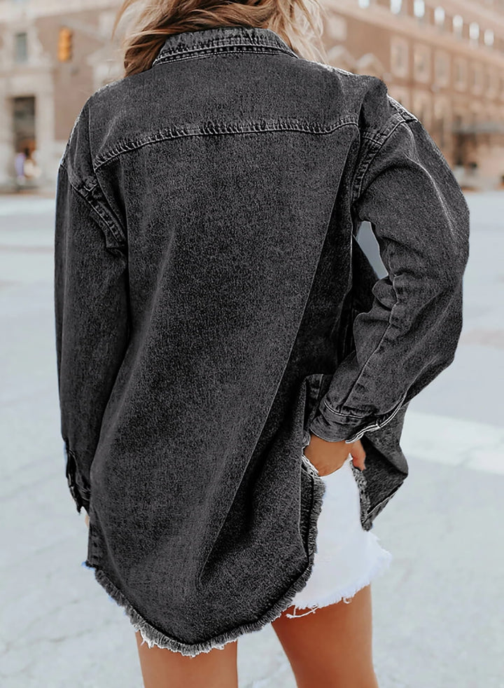 Vielseitige Damen Jeansjacke mit ausgefransten Kanten, kombiniert Stil und Komfort.