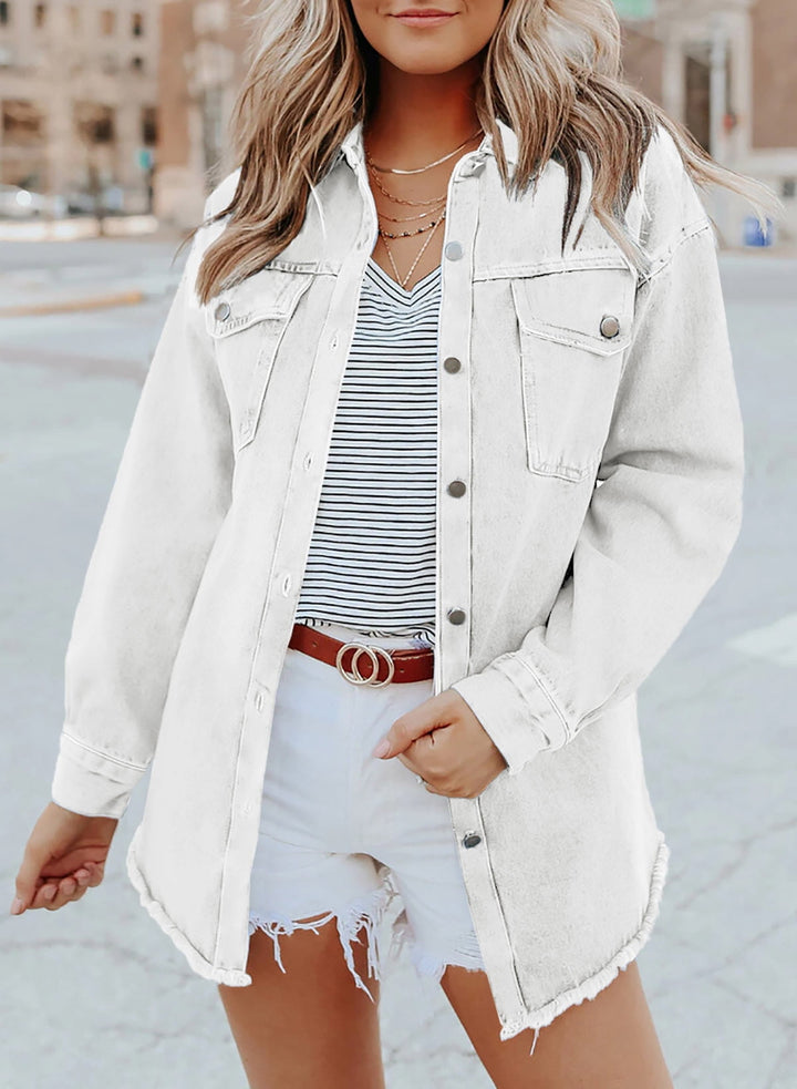 Moderne Damen Jeansjacke mit ausgefransten Säumen, ideal für zeitgemäßen Streetwear-Stil.