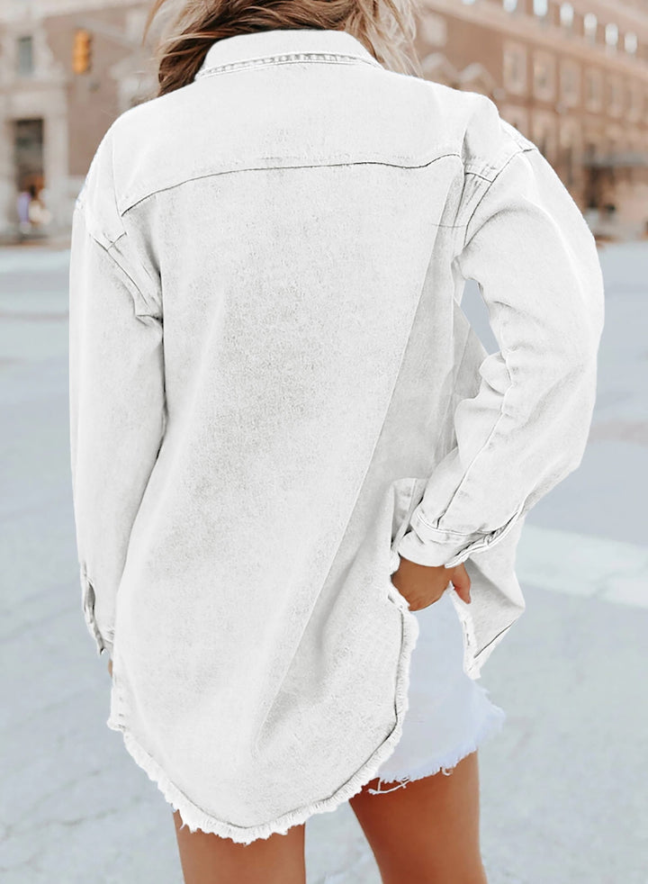 Jeansjacke für Damen mit markanten ausgefransten Details, ein Hingucker für Freizeitoutfits.