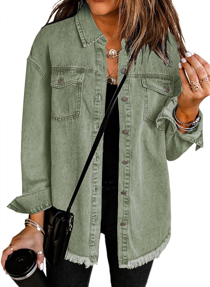 Nahaufnahme der ausgefransten Kanten an der Damen Jeansjacke, ein modisches Detail.